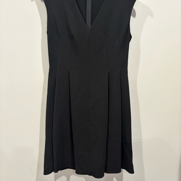 NWOT! Theory Pleated Cap Sleeve‎ Black Classic Crepe A-line Dress V-neck Size 4 - Picture 6 of 9